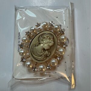New Cameo fashion brooch